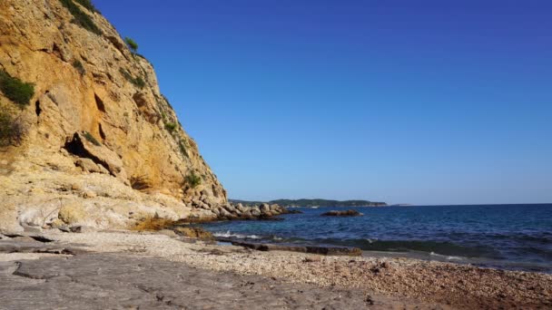 ビーチで岩を打つ波 — ストック動画