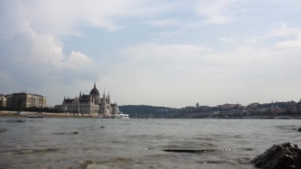 Vista Del Parlamento Húngaro Desde Medio Del Río Daube — Vídeo de stock