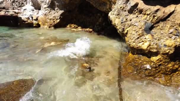 Agua Mar Clara Orilla Rocosa — Vídeo de stock