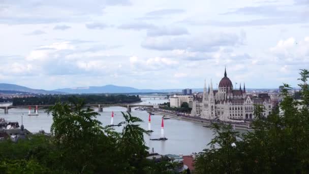 Vrtulníky Plující Nad Budapešťskou Řekou — Stock video