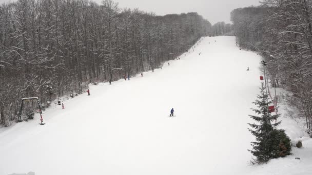 Ski Resort Met Lift Mensen Skiën Heuvel — Stockvideo