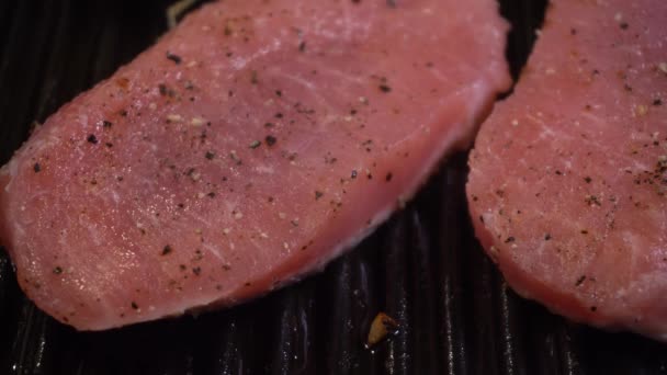 Primo Piano Cottura Della Carne Cruda Sulla Padella Ghisa Con — Video Stock