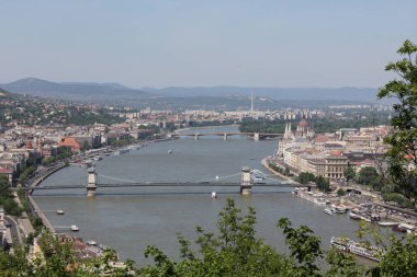 Budapeşte'de yukarıdan köprü