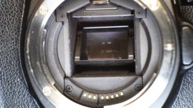 Görünür sensörile düşük deklanşör hızında dslr aynayı kapatın 