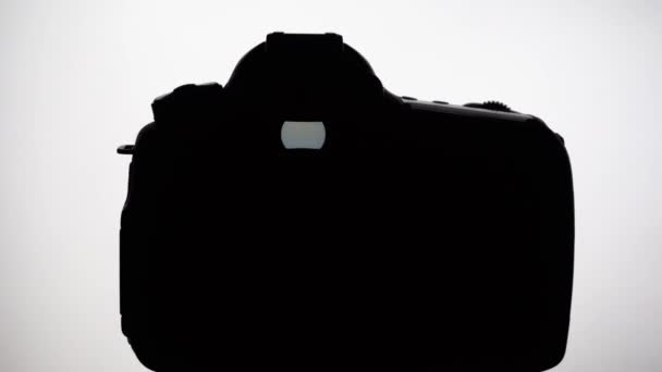 Silhouette Della Fotocamera Dslr Sullo Sfondo Bianco Azione — Video Stock