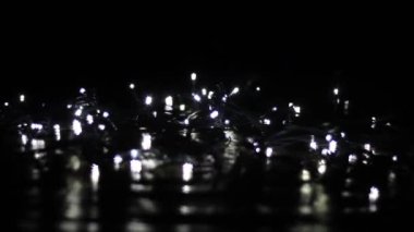 Yanıp sönen beyaz noel ışıkları ve kar taneleri şeklinde bokeh