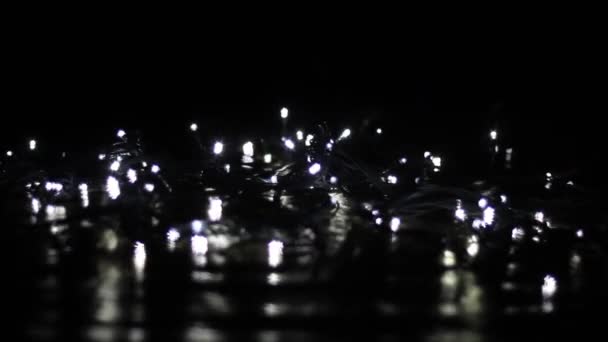 Yanıp Sönen Beyaz Noel Işıkları Kar Taneleri Şeklinde Bokeh — Stok video