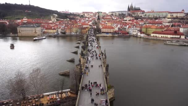 Karlův most Praha s lidmi 