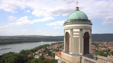 Tuna nehri ve teknesi olan Esztergom katedralinin kulelerinden biri.
