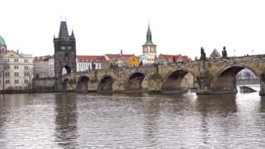 Prag Charles köprüsü, geniş su ve tekne.
