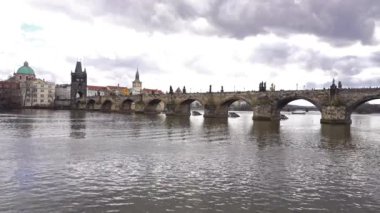 Prag Charles köprüsü su genişliğinde