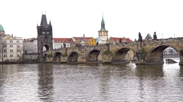 Pražský Karlův most s vodou širokou