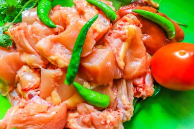 Tavuk öğle yemeğine gitmek için dokuma onun işleme için hazır 