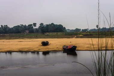 Tekne görevini tamamladıktan sonra Hindistan 'daki nehir kıyısına demir atar.
