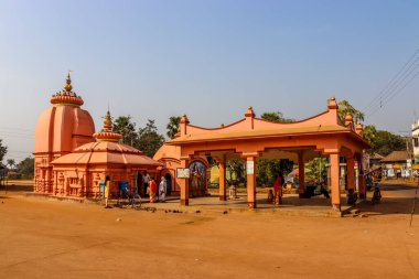Tapınak, insanların Tanrı 'ya dua etmek için inançlarından ve inançlarından geldikleri kutsal bir yerdir. Zihin, tapınağın sakinliğini gördükten sonra sakin ve huzurlu oldu..