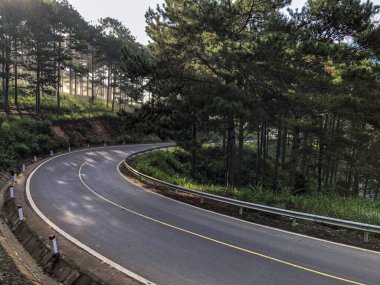 Da Lat 'ta yollar hem güneşli hem de çiğ.