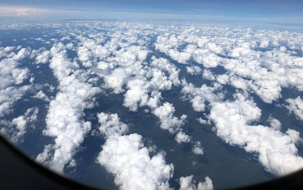 Облака Достал Самолета — стоковое фото
