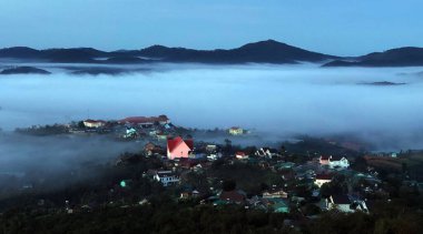 Lam Dong Da Lat platosunda bulutlu sezon başlıyor.
