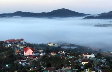 Lam Dong Da Lat platosunda bulutlu sezon başlıyor.
