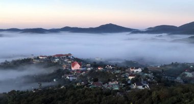 Lam Dong Da Lat platosunda bulutlu sezon başlıyor.