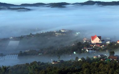 Lam Dong Da Lat platosunda bulutlu sezon başlıyor.