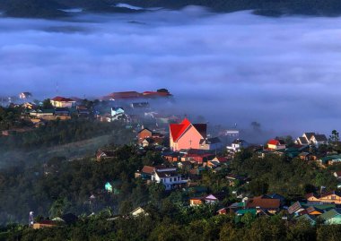 Lam Dong Da Lat platosunda bulutlu sezon başlıyor.