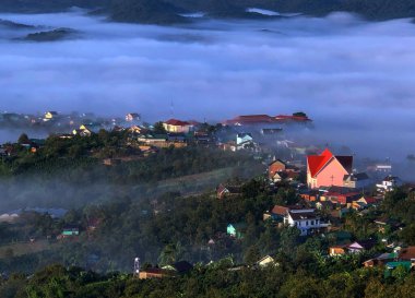 Lam Dong Da Lat platosunda bulutlu sezon başlıyor.