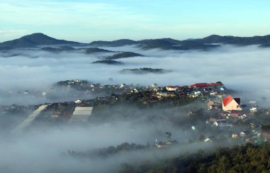 Lam Dong Da Lat platosunda bulutlu sezon başlıyor.