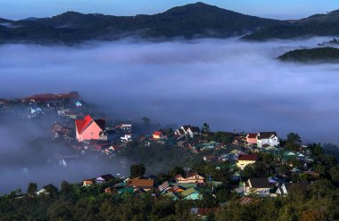 Lam Dong Da Lat platosunda bulutlu sezon başlıyor.