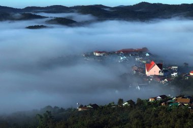Lam Dong Da Lat platosunda bulutlu sezon başlıyor.