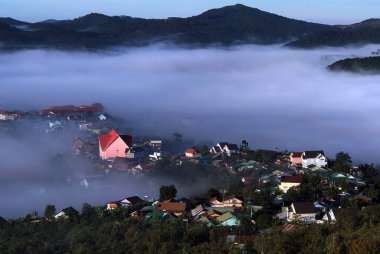 Lam Dong Da Lat platosunda bulutlu sezon başlıyor.