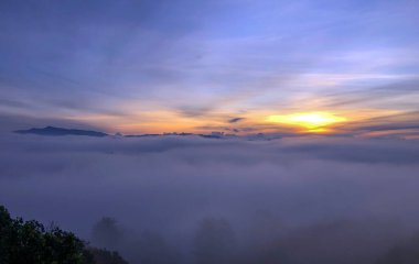 Bulutlu mevsim Da Lat Ormanı platosuna geri döndü.