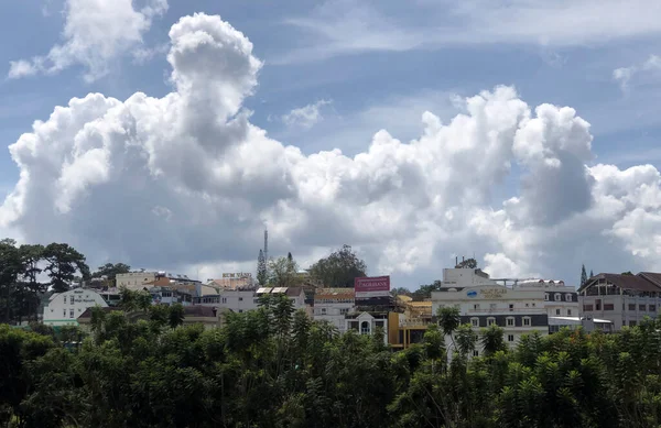 Chmury Nad Miastem Lat — Zdjęcie stockowe