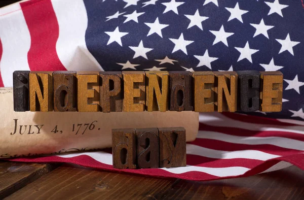 独立日 使用带有美国国旗的木质字母和独立宣言文件的文本 美国节日概念 — 图库照片#