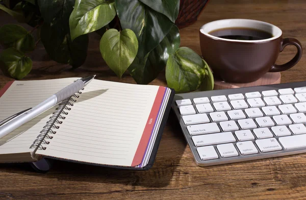 Notizbuch Und Stift Auf Einem Hölzernen Schreibtisch Mit Computertastatur Und — Stockfoto