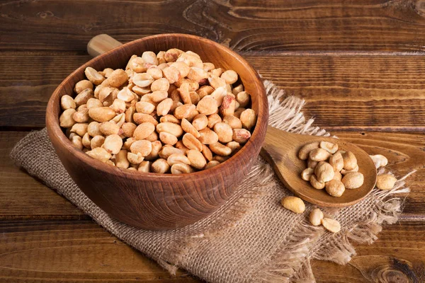 Amendoins torrados secos em uma tigela de madeira — Fotografia de Stock