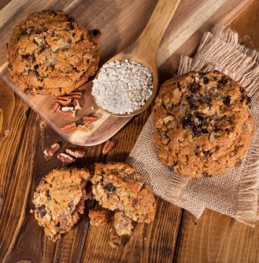 Üzümlü cevizli yulaf ezmeli kurabiye havai görünümü bir rustik ahşap yüzeye