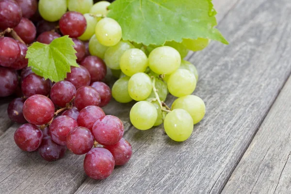 Closeup Fresh Red Green Grapes Rustic Wooden Surface — Stock Photo, Image