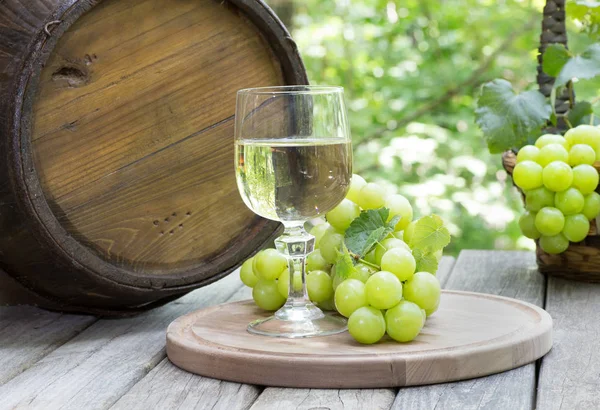 Glass Wine Green Grapes Wooden Platter Rustic Oudoor Setting — Stock Photo, Image