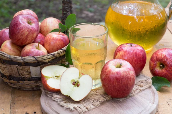 Livre Com Copo Jarro Suco Maçã Maçãs Vermelhas Frescas Superfície — Fotografia de Stock