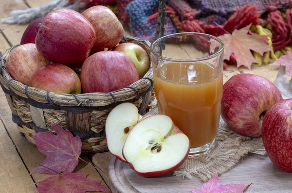 Glas Apfelmost Und Frische Rote Äpfel Mit Herbstblättern Und Decke — Stockfoto