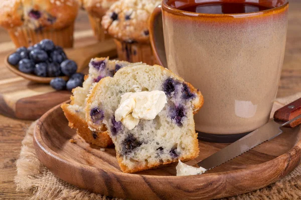 Primer Plano Una Magdalena Arándanos Con Taza Café Plato Madera — Foto de Stock