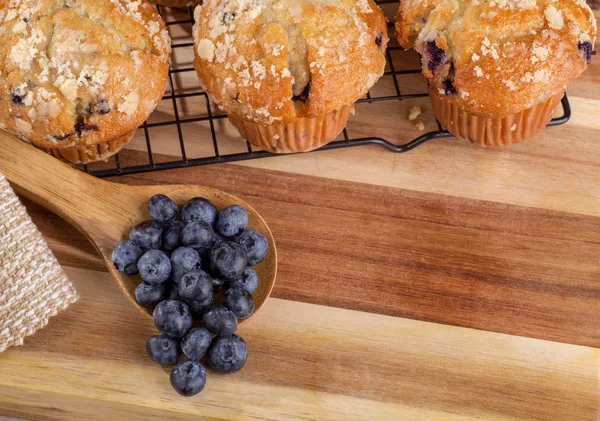 Świeże Jagody Drewnianą Łyżką Muffiny Jagodowe Szafie Chłodniczej Miejsca Kopii — Zdjęcie stockowe