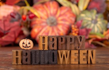 Cadılar Bayramın kutlu olsun metin renkli sonbahar arka plan ile