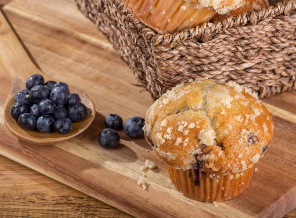 Muffins Arándanos Cucharadas Bayas Una Tabla Madera — Foto de Stock