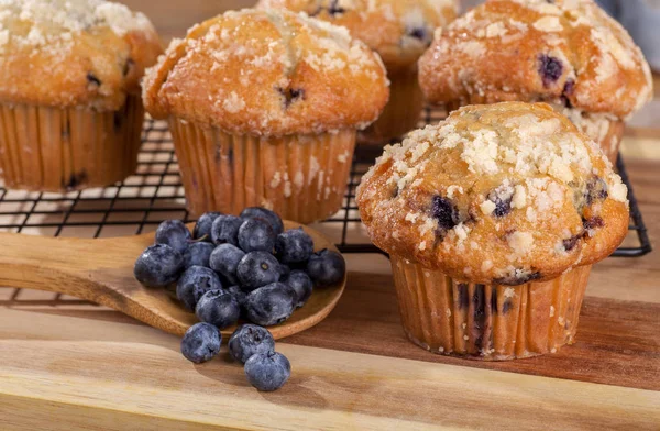 Blaubeermuffin Und Ein Löffel Beeren Auf Einem Holzlöffel Mit Muffins — Stockfoto