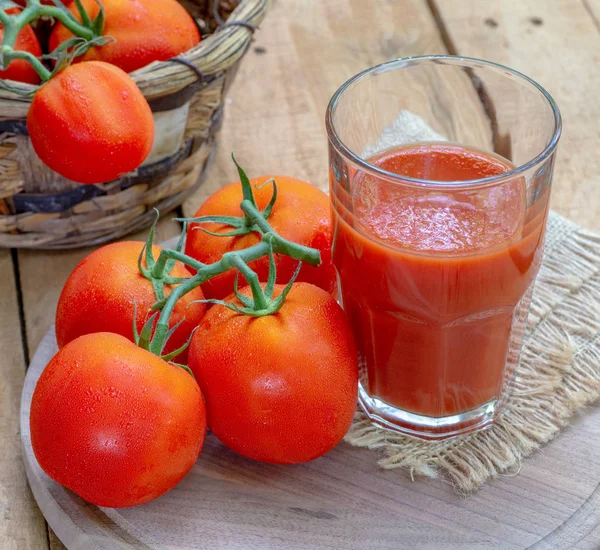 Copo Suco Tomate Tomate Videira Fresco Uma Travessa Madeira — Fotografia de Stock