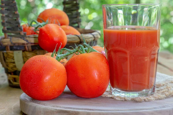 Closeup Copo Suco Tomate Tomates Vermelhos Frescos Uma Bandeja Madeira — Fotografia de Stock