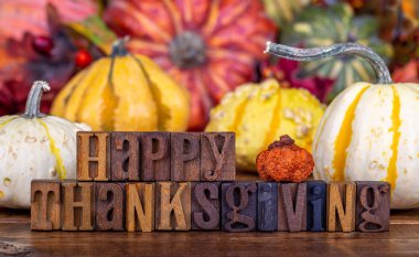 Renkli bir sonbahar arka plan üzerinde ahşap blok harflerle yazılmış mutlu Şükran metni