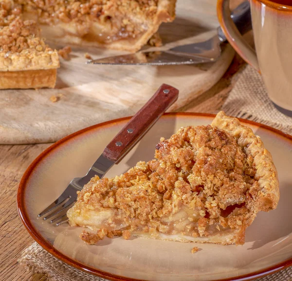 Slice Dutch Apple Pie Brown Plate Sliced Pie Wooden Platter — Stock Photo, Image